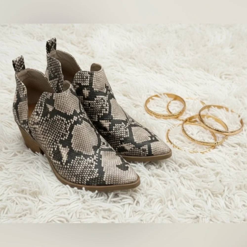 UNIVERSAL THREAD CARI GRAY SNAKE PRINT CUT OUT ANKLE BOOTIES BOOTS WOMENS SZ 7